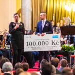 Šek na 100.000 Kč pro UNICEF ČR